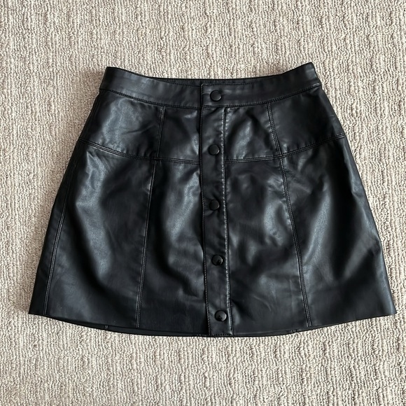 Free People Maisie Vegan Faux Leather A-line Snap Front Mini Skirt size 6 - Picture 6 of 9